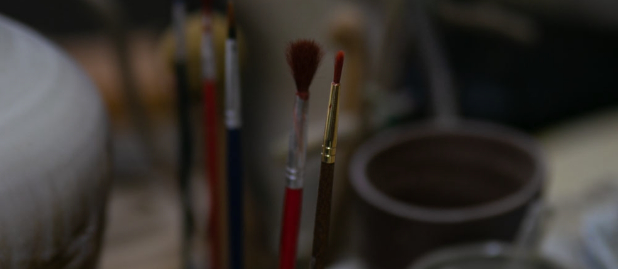 筆立てに立てられた数本の絵筆