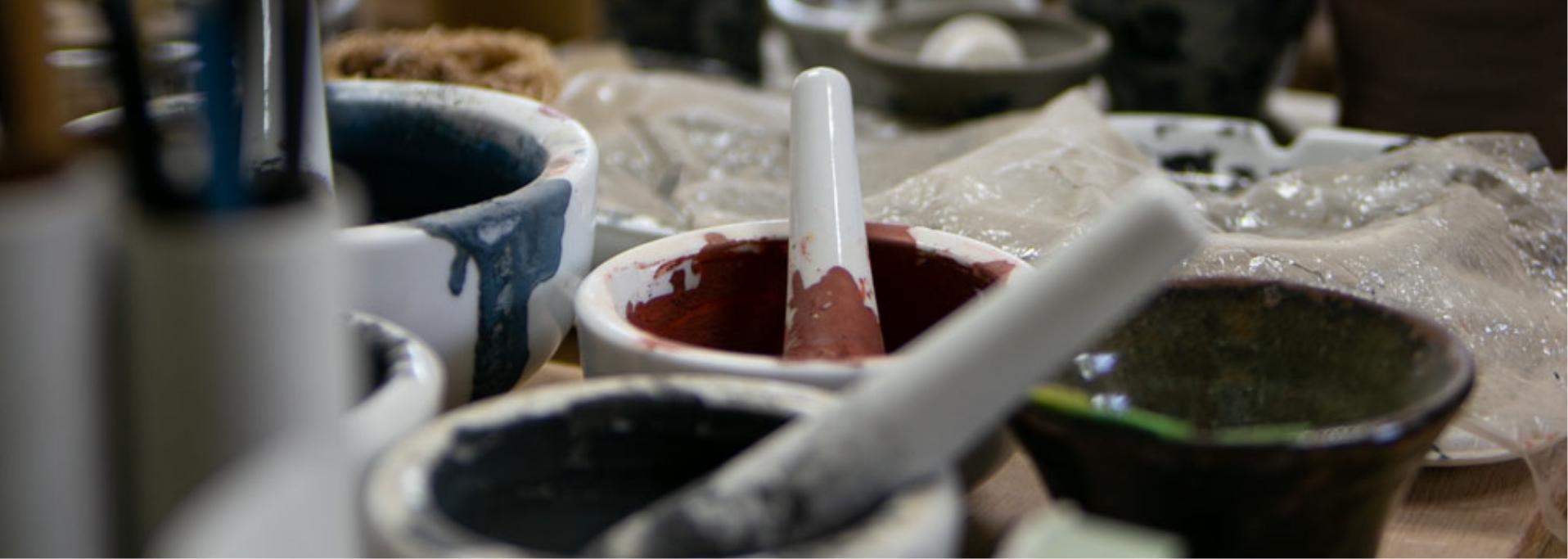 顔料の入った乳鉢と乳棒